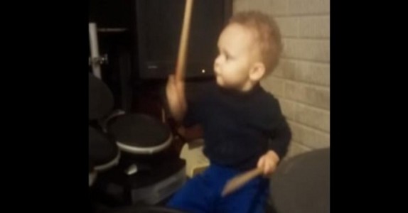 Pappan filmar 2-åringen som spelar trummor, men vad som händer vid 0,31? Jag sitter och gapar!