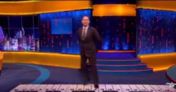 Tom Hanks står ensam på ett gigantiskt piano! Men vänta bara tills du ser vem som står bakom honom!!