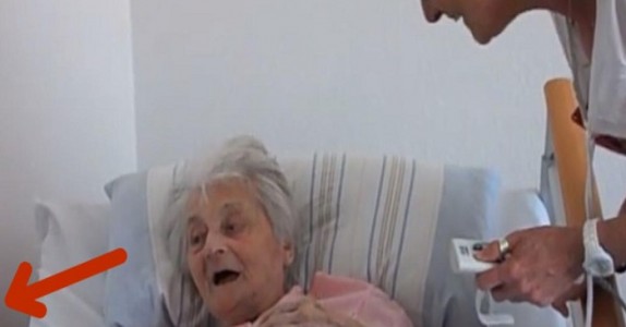 Kvinnan gillar inte att bo på vårdhemmet! Men vad som händer vid 1.20 i videon får henne att bli på mycket bättre humör!