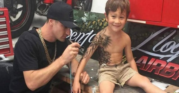 Mamman tittar på när hennes lilla son blir tatuerad. Och hon kunde inte vara mer stolt över resultatet!