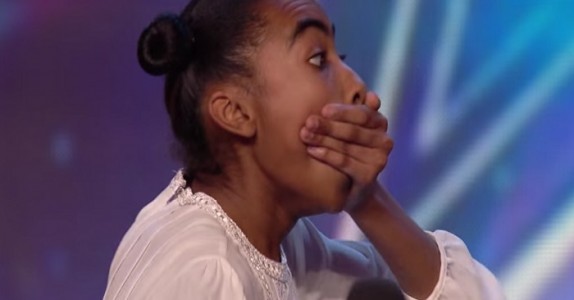 Den 14-åriga flickan var med i talangjakten . Vid 00:39 in i videon chockar hon ALLA!!