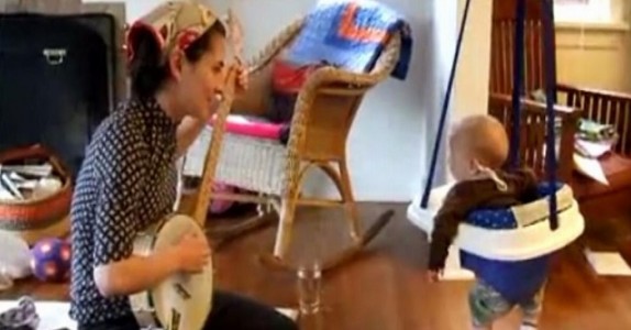 Mamman spelar banjo. Men vad barnet gör då? Jag skrattar så tårarna rinner!