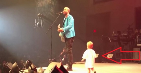 Artistens lilla son går in på scenen. Vad gör barnet vid 00:27, får ALLA på konserten att jubla!