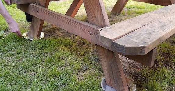 Han sätter pajformar under bordsbenen ? Anledningen är rent GENIALISK!