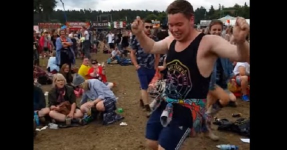 Killen dansar till ”Uptown Funk” som om ingen ser. Publiken blir VILD!