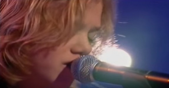 När den här 12 åriga killen spelar gitarr och sjunger chockerar han ALLA! Videon sprids nu som en löpeld!