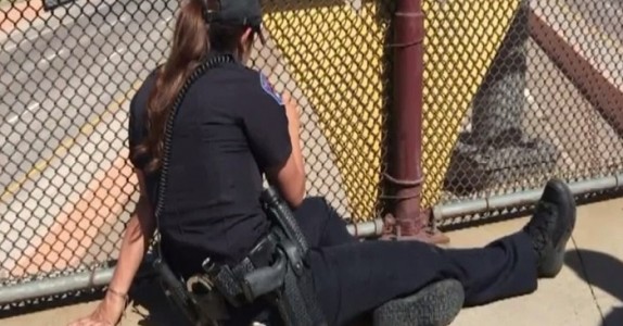 Bilister ser en kvinnlig polis sitta vid en överfart . Men när de tittar närmare? Skrämmande!