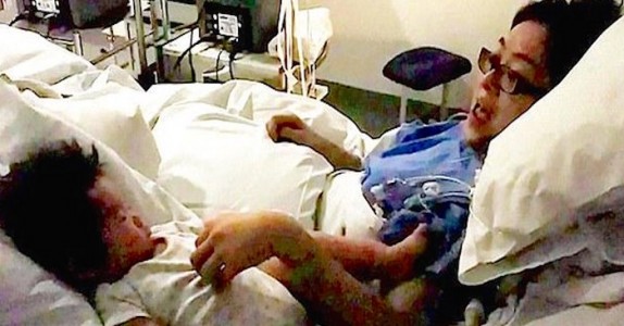 Mamman börjar dö 3 månader efter förlossningen. Men se vad som händer när pappan lägger barnet på sängen!