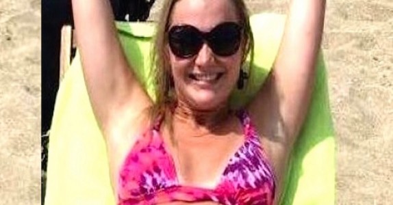 Hon poserar för ett semesterfoto, men när folk ser henne i denna bikini? Alla blir chockade!