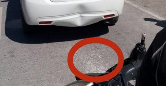 Föraren är arg efter att en moped krockar med honom. Men när han ser DETTA på marken, krossas hans hjärta!