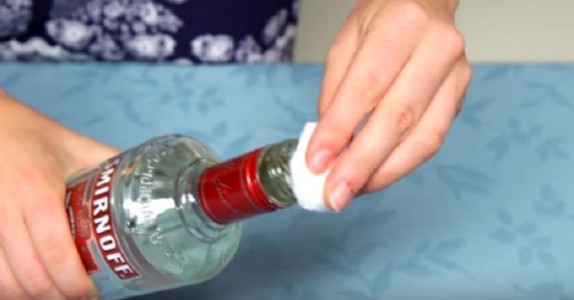Hon gnider en bomullstuss med vodka i ansiktet. Anledningen? Jag hade ingen aning!