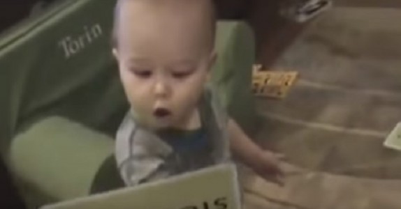 Han frågar sin lilla pojke en fråga!  Svaret han får tar internet med STORM!