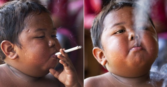 Kom du ihåg pojken som rökte 40 cigaretter per dag? Se hur han ser ut 8 år senare!