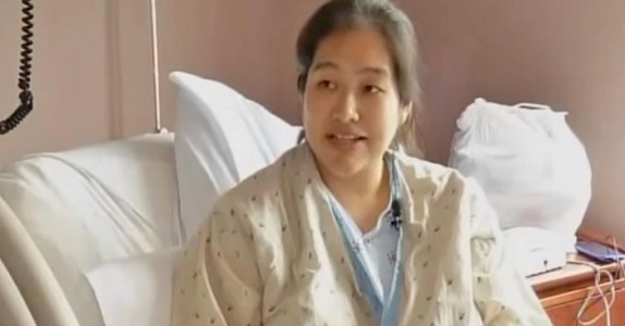 Mamma åker till sjukhuset med ryggsmärtor! Sedan hör läkaren otänkbara ljud i magen …