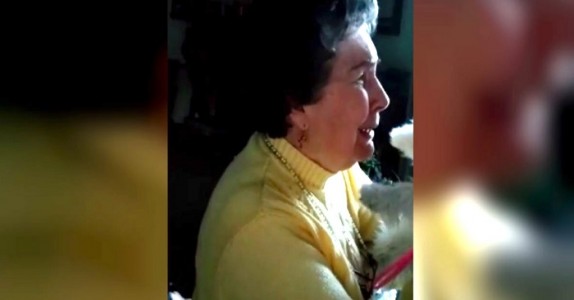 Förvirrad mormor gråter när hennes barnbarn ger henne det HÄR …