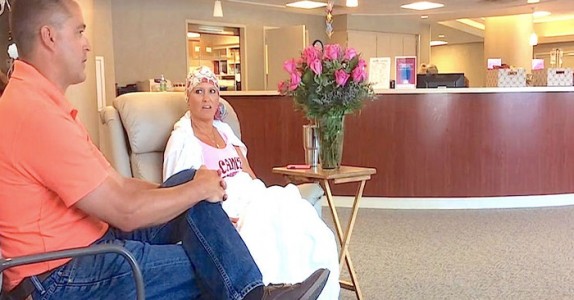 Mannen tar hustrun till hennes sista behandling mot cancern. Men se på blomsterbuketten  …