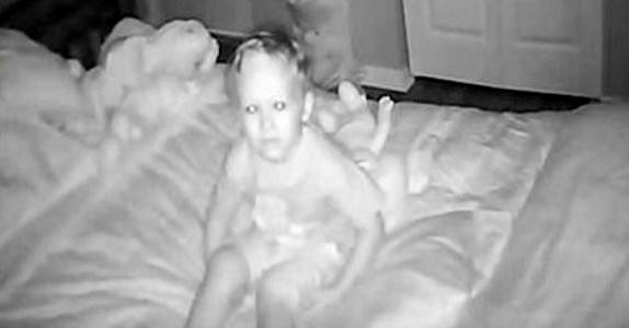 3-åringen sa att en främling pratar med honom på natten! Då upptäcker mamman den HEMSKA sanningen …
