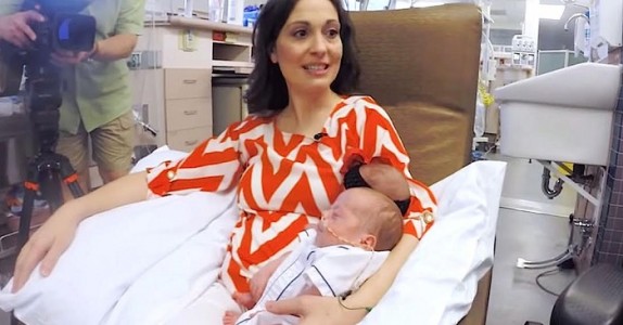Det ser ut som mamman vaggar tvillingar, men när kameran zoomar ut? WOW!