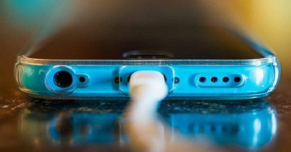 Vi har laddat våra smartphones FEL hela tiden! Så HÄR ska man ladda sin telefon!
