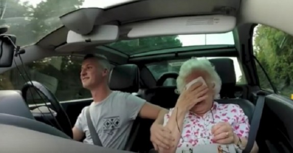Han hämtar sin mormor på hennes 86-årsdag! Men hör på radion i bakgrunden! WOW!