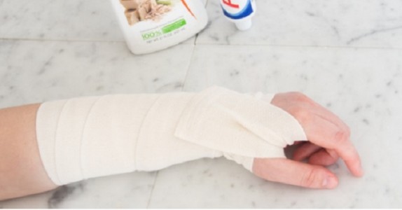 Hon smörjer tandkräm på armen och sveper in den i bandage! Nästa morgon? WOW!