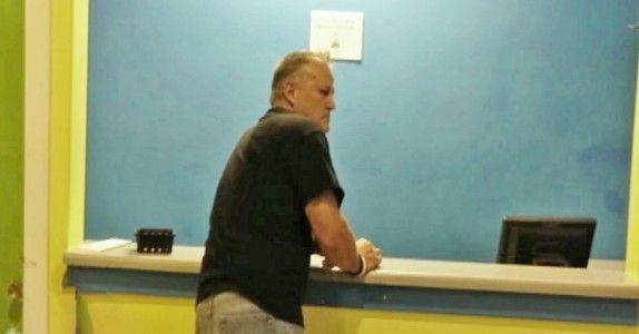 Pappan dyker upp på skolan efter att dottern misskött sig! Då ser läraren vad han har på sig …
