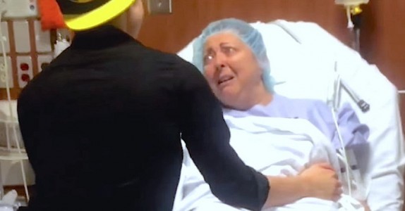 Sonen väntar tills den nervösa mamman är på väg in för operation för att tala om en STOR hemlighet… WOW!