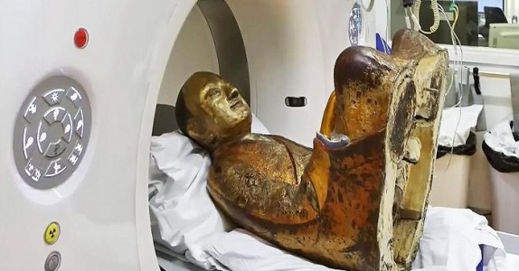 De röntgade den 1000-åriga statyn och upptäckte det osannolika inuti!
