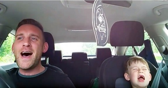 Far och son sitter i bilen! Men när Sinatra börjar spelas på radion? UNDERBART!