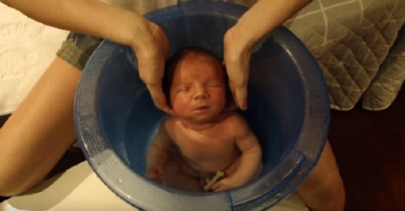 De lägger den fem dagar gamla babyn i badet. Vad som händer då, är häpnadsväckande !