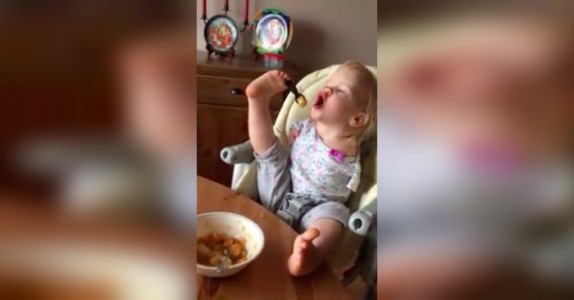Mammans video avslöjar hur lilla dottern utan armar använder fötterna för att äta!