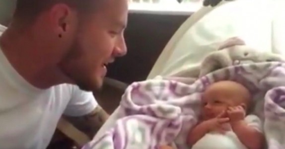 Den nyblivna pappan sjunger för sin dotter för första gången! Vid 00:13 smälter mamman bakom kameran!