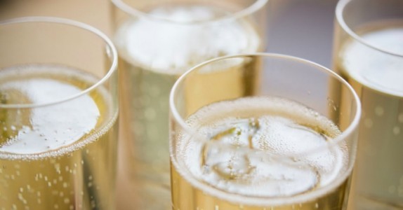 Att dricka CHAMPAGNE varje dag kan bidra till att förebygga demens och Alzheimers!