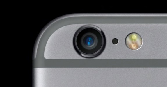 Någonsin undrat varför det finns ett hål bredvid din iPhonekamera? Det HÄR är anledningen! WOW!