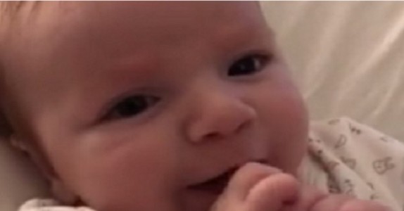 Mamman filmar hennes 2 månader gamla baby. Men vad hon ”säger” vid 0:08 chockar ALLA!
