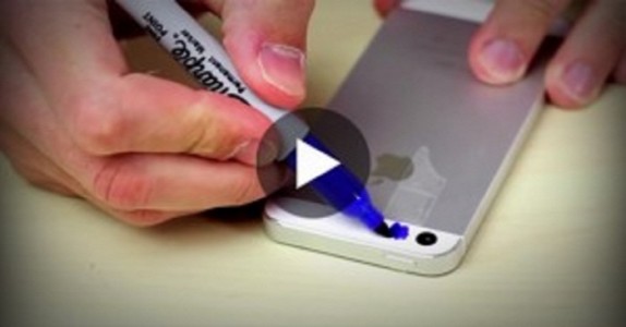 Han använder tuschpennor i två färger över hans smartphoneblixt. Anledningen? Fantastiskt!!!