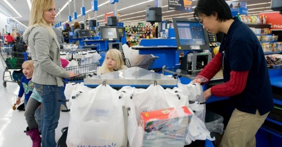 En kvinna går in i en butik. Men sättet hon behandlas på utav butikschefen? Jag är chockad!