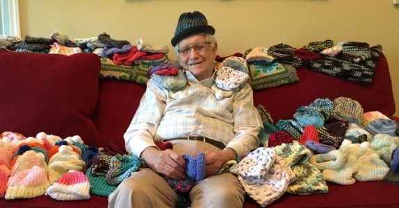 86-åringen lärde sig att sticka så att han kan göra mössor till för tidigt födda barn! Så fint!
