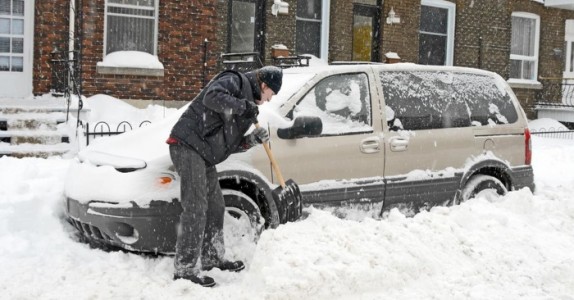 Mor och son dör medans fadern skottar bort snö utanför bilen! Nu varnar polisen ALLA!