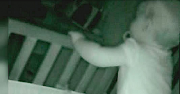 Mamma hör en man säga ”Vakna lilla baby”, då inser hon att hon aldrig hört rösten tidigare! HEMSKT!
