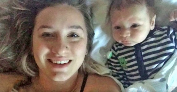 Mamma filmade sin två månader gamla bebis! Då säger barnet sitt första ord! Otroligt!