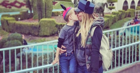 TV-stjärna kysser sin 4-åriga son på läpparna! Då säger främlingar att det är SEXUELLT!