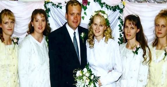 Mannen gifter sig med 5 kvinnor, men folk är chockade när han låter kameror filma i deras hem!
