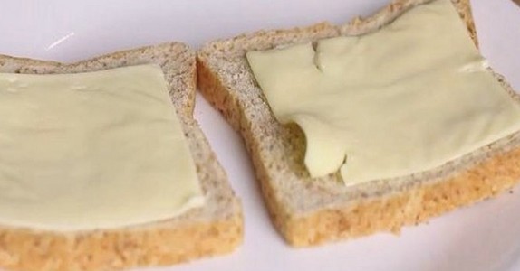 Pojken tar ett foto av sin ostsmörgås i skolan. Då inser hans mamma att en lärare stal hans lunch!