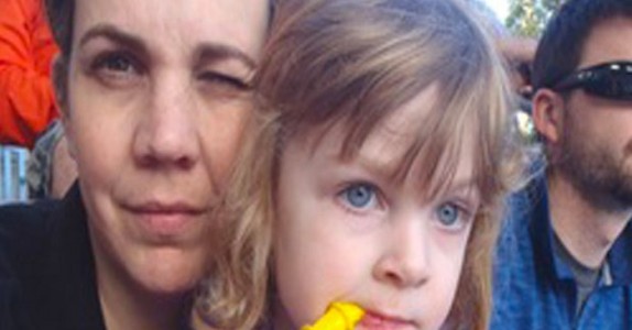3-åringen kallar främlingen ”pappa” och ber honom att hålla henne! Mamman är CHOCKAD över hans svar!