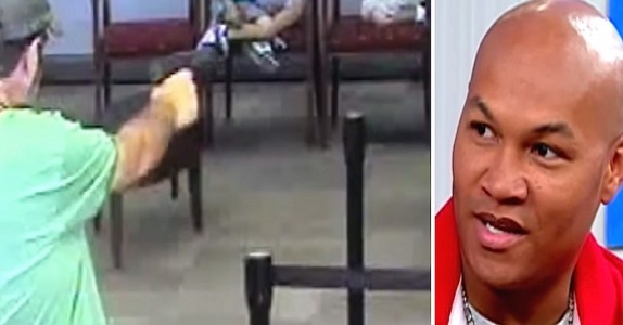 Bankrånaren riktar pistolen mot de två barnen! Vad deras pappa gör då är OTROLIGT!
