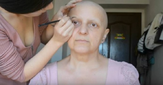 Hon ger hennes cancersjuka mamma en make-over. Se den OTROLIGA förvandling!