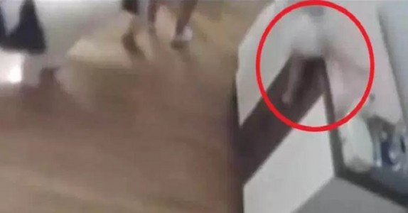 Barnet rullar av skötbordet – På en sekund sker något OTROLIGT!