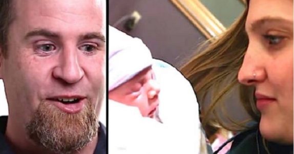 Paret adopterar en nyfödd baby. Men när fadern möter den biologiska modern, inser han det otänkbara!