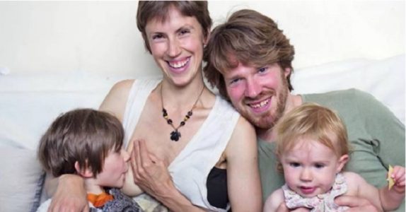 Hon ammar sin 5-åriga son och uppfostrar sina barn utan disciplin eller regler!